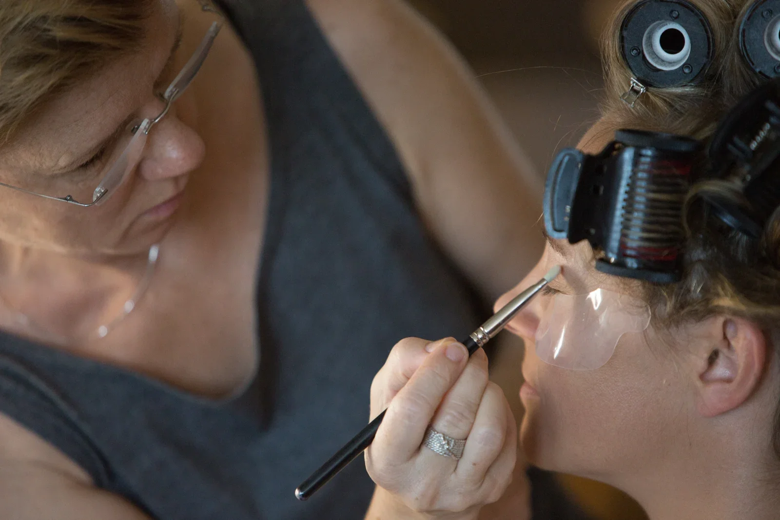 Das Make-up für Caros Hochzeitstag entsteht – Hochzeit von Caro und David auf Schloss Ettersburg und in Blankenhain