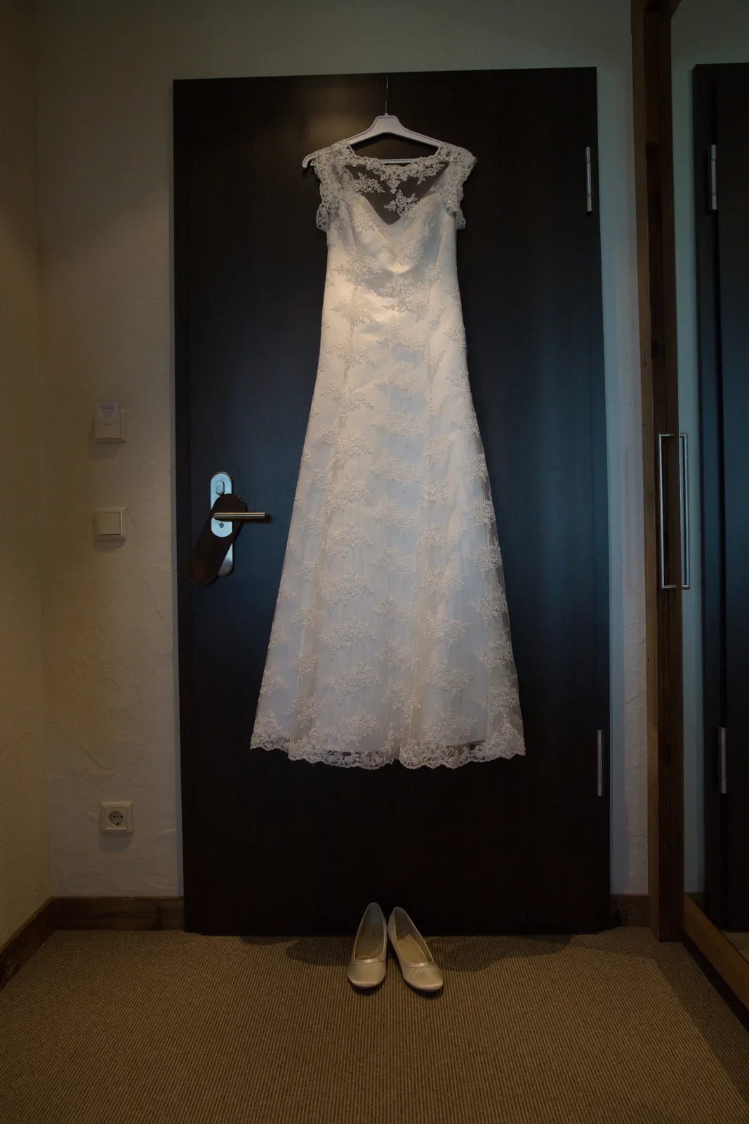 Das Brautkleid wartet auf seinen Auftritt – Hochzeit von Caro und David auf Schloss Ettersburg und in Blankenhain
