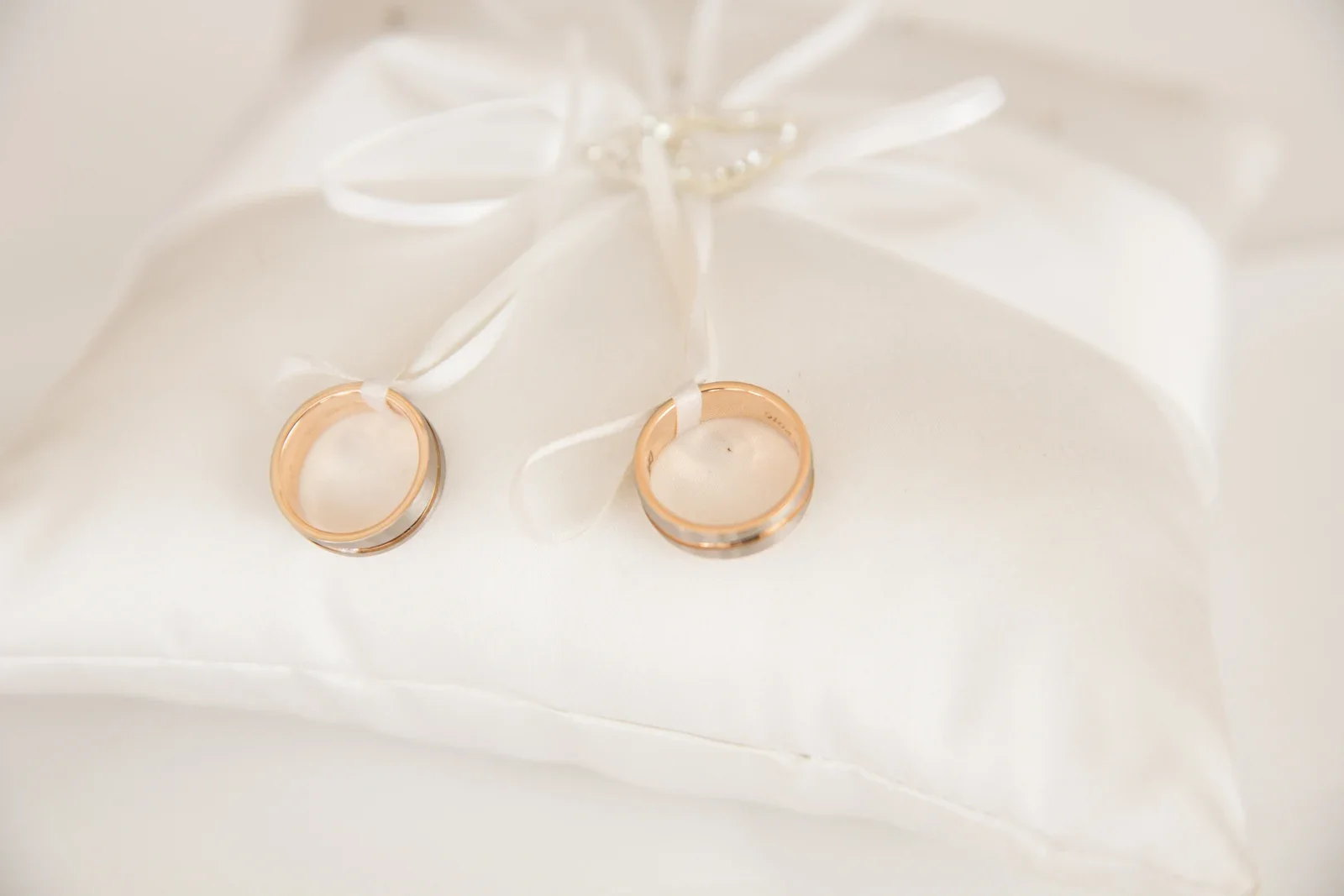 Die Eheringe liegen bereit – Hochzeit von Caro und David auf Schloss Ettersburg und in Blankenhain
