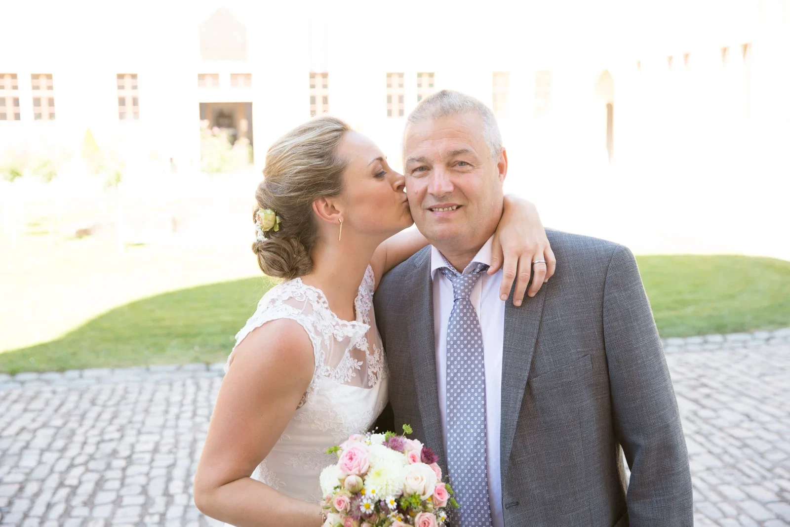 Eine herzliche Begrüßung vor der Trauung – Hochzeit von Caro und David auf Schloss Ettersburg und in Blankenhain