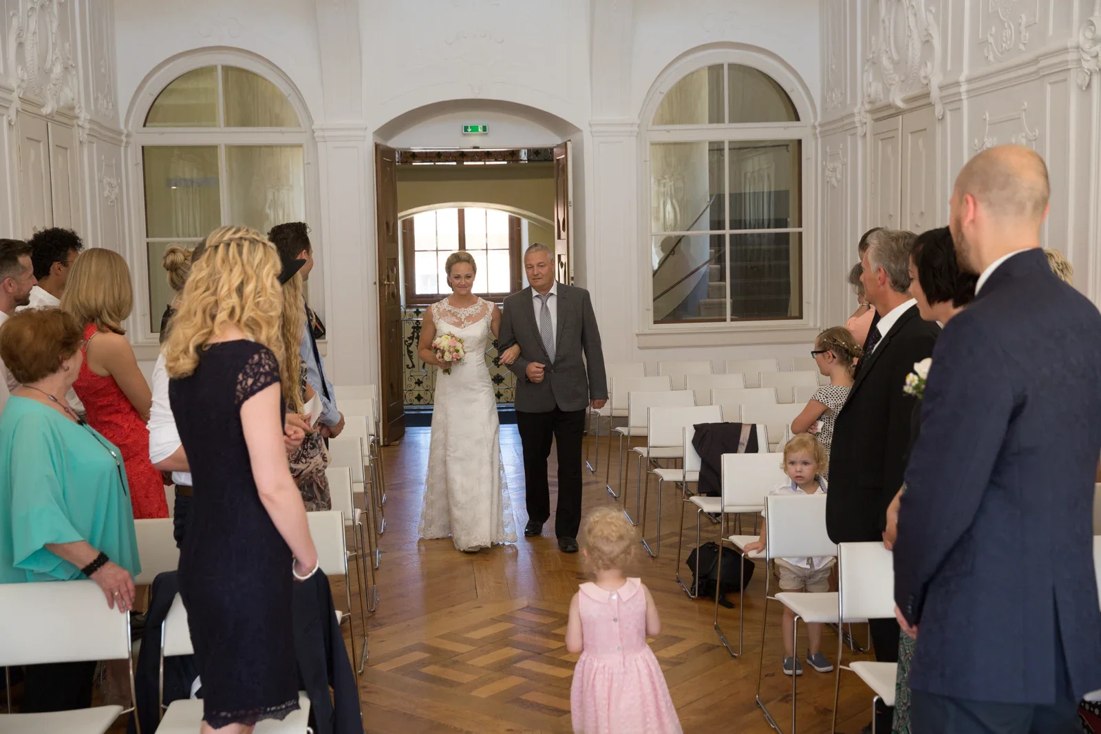 Einzug in den Trausaal auf Schloss Ettersburg – Hochzeit von Caro und David auf Schloss Ettersburg und in Blankenhain