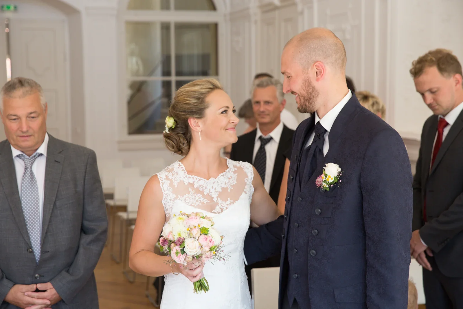 Caro und David begegnen sich im Trausaal – Hochzeit von Caro und David auf Schloss Ettersburg und in Blankenhain