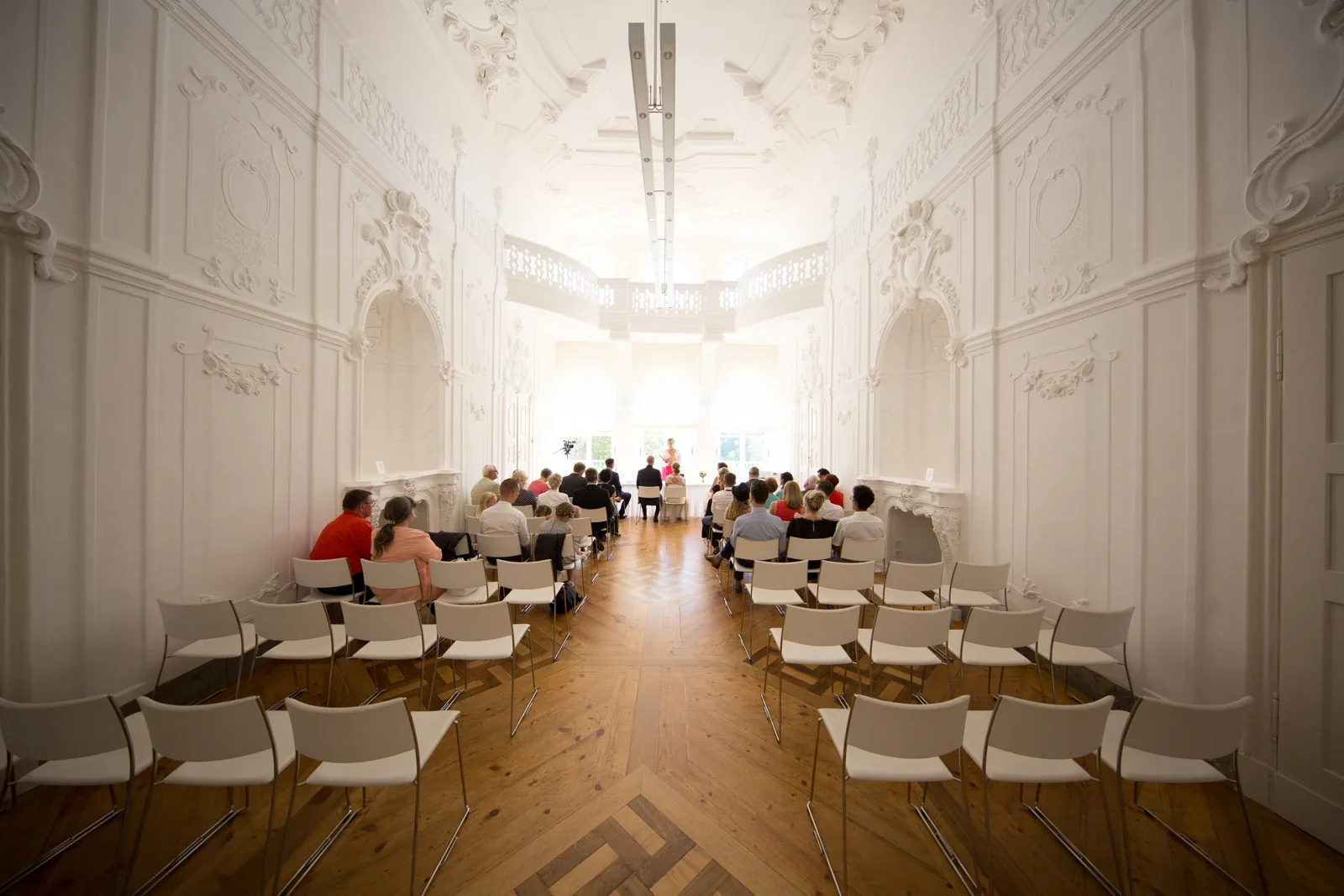 Die Hochzeitsgesellschaft im hellen Schlosssaal – Hochzeit von Caro und David auf Schloss Ettersburg und in Blankenhain