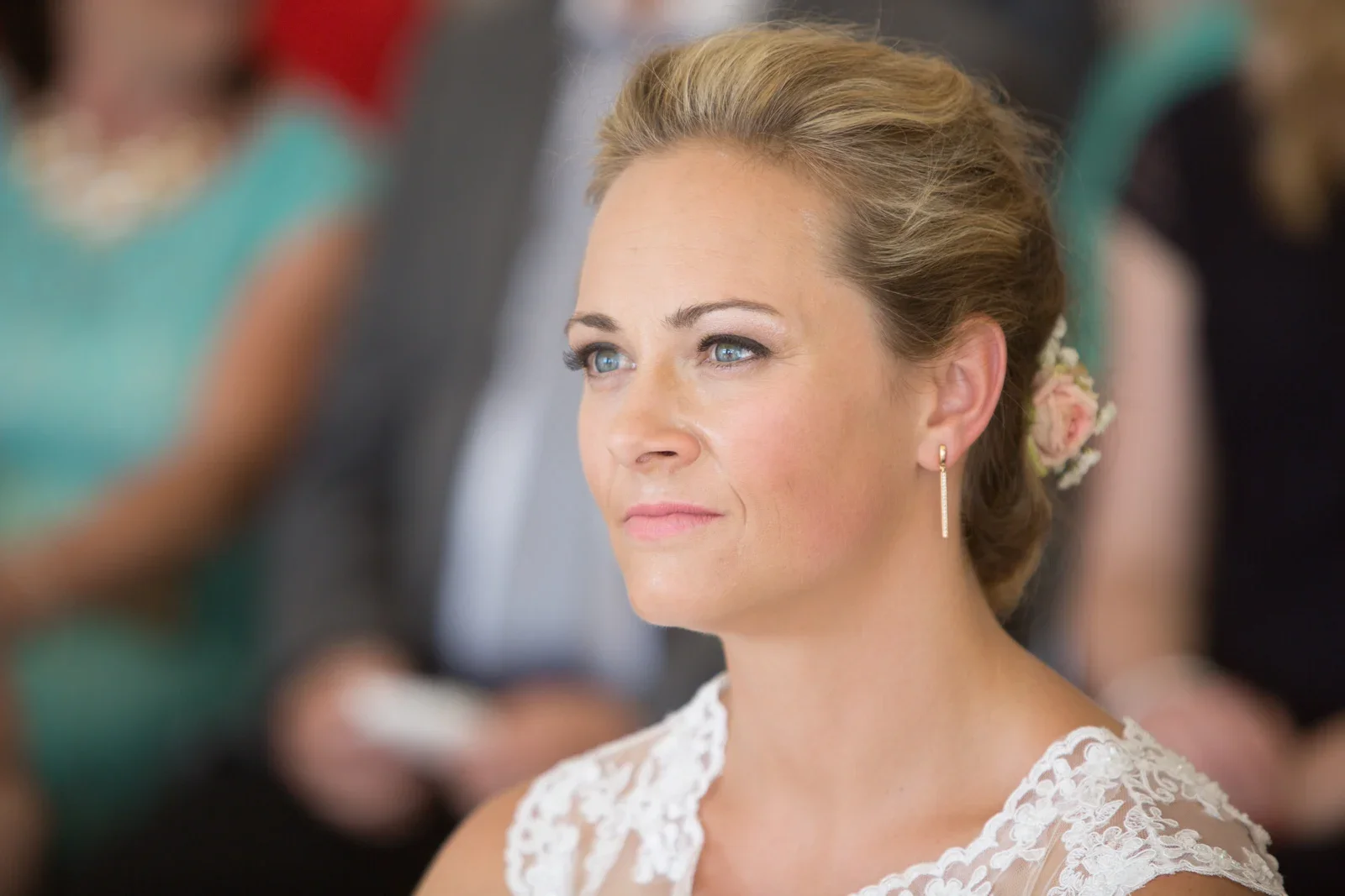 Caro während der Trauung – Hochzeit von Caro und David auf Schloss Ettersburg und in Blankenhain