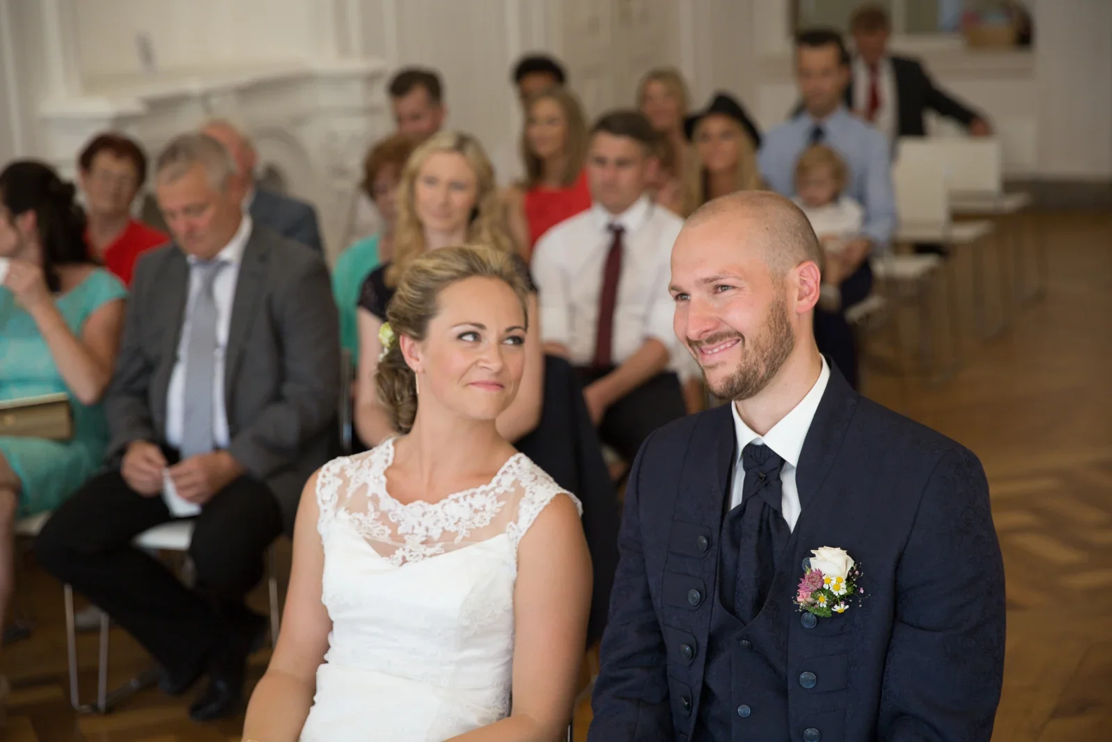 Ein gemeinsames Lächeln während der Zeremonie – Hochzeit von Caro und David auf Schloss Ettersburg und in Blankenhain