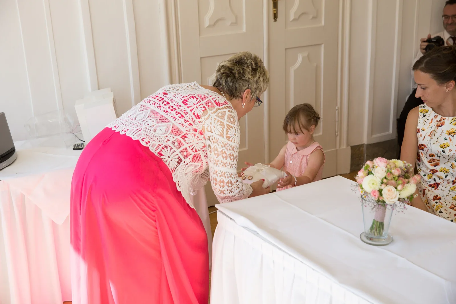 Die Ringe werden vorbereitet – Hochzeit von Caro und David auf Schloss Ettersburg und in Blankenhain