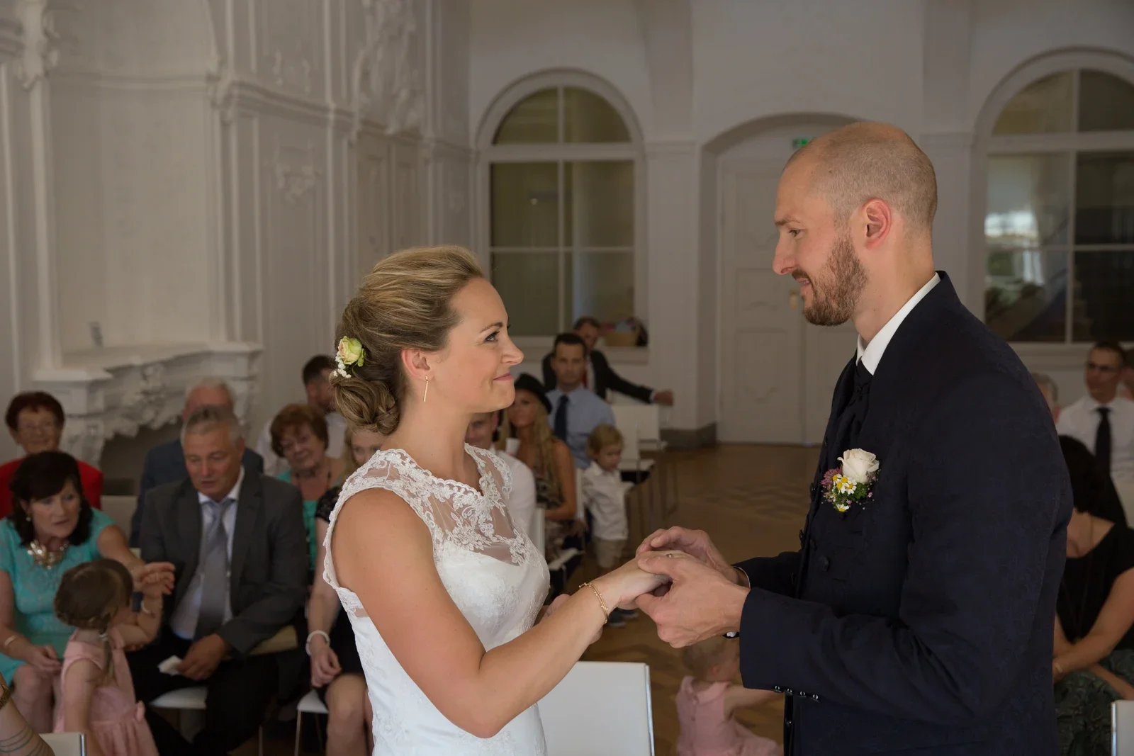 Ein Lächeln beim Ringwechsel – Hochzeit von Caro und David auf Schloss Ettersburg und in Blankenhain