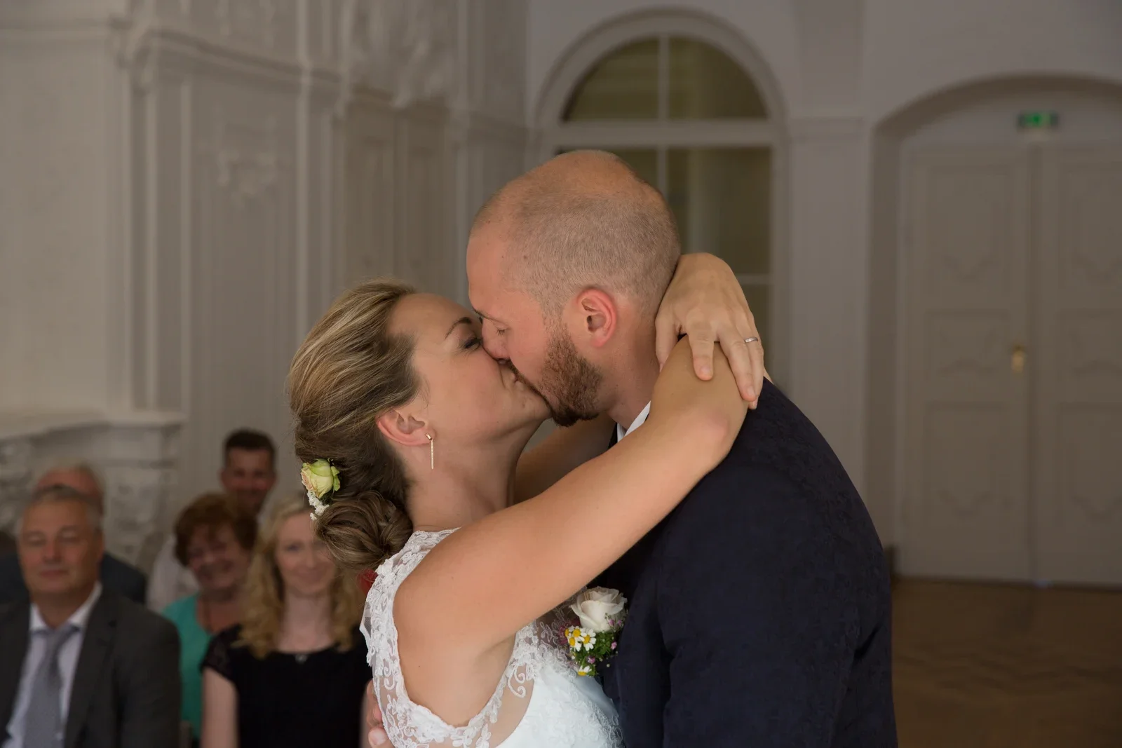 Ein Kuss nach dem Ja-Wort – Hochzeit von Caro und David auf Schloss Ettersburg und in Blankenhain