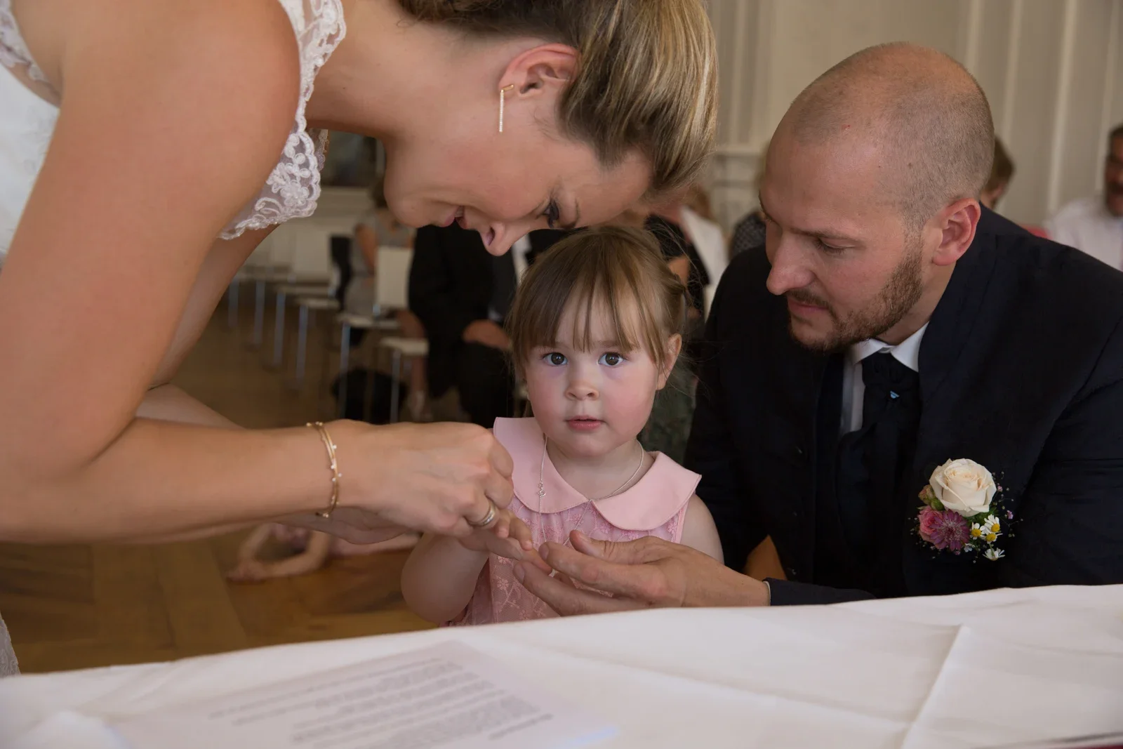 Ein kleiner gemeinsamer Moment am Trautisch – Hochzeit von Caro und David auf Schloss Ettersburg und in Blankenhain