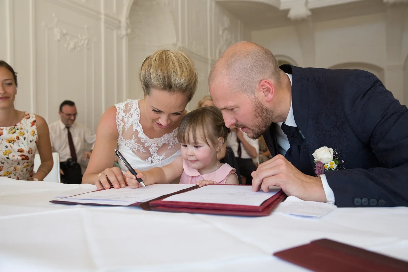 Zusammen am Trautisch – Hochzeit von Caro und David auf Schloss Ettersburg und in Blankenhain