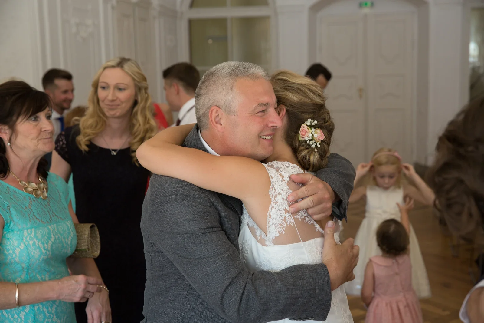Eine herzliche Umarmung nach der Trauung – Hochzeit von Caro und David auf Schloss Ettersburg und in Blankenhain