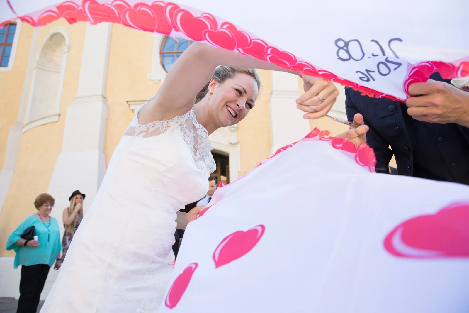 Caro schneidet das große Stoffherz aus – Hochzeit von Caro und David auf Schloss Ettersburg und in Blankenhain
