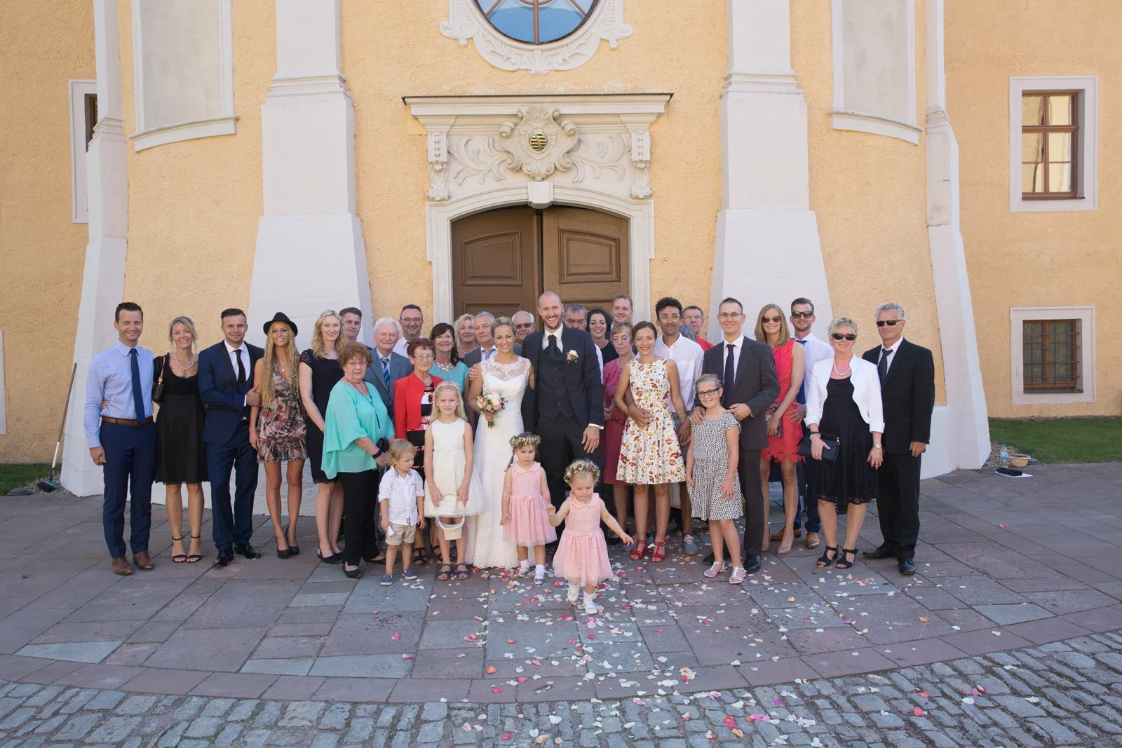 Die Hochzeitsgesellschaft vor Schloss Ettersburg – Hochzeit von Caro und David auf Schloss Ettersburg und in Blankenhain