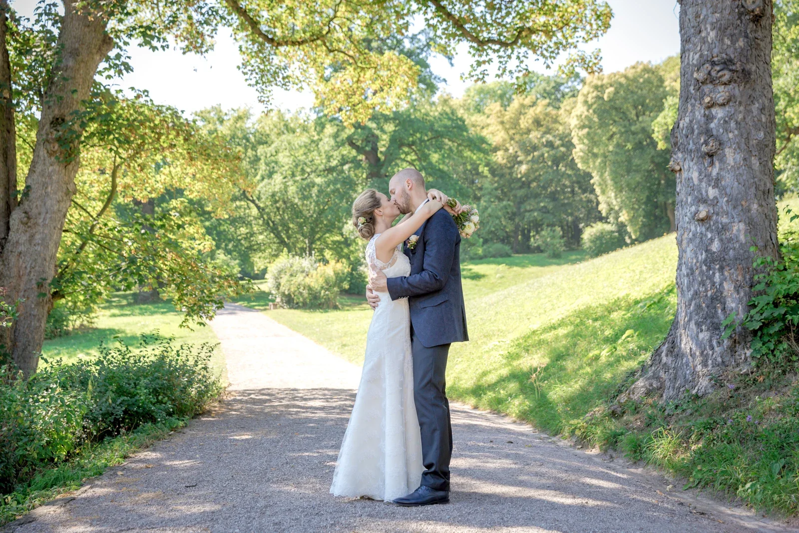 Ein Kuss auf dem Weg im Schlosspark – Hochzeit von Caro und David auf Schloss Ettersburg und in Blankenhain