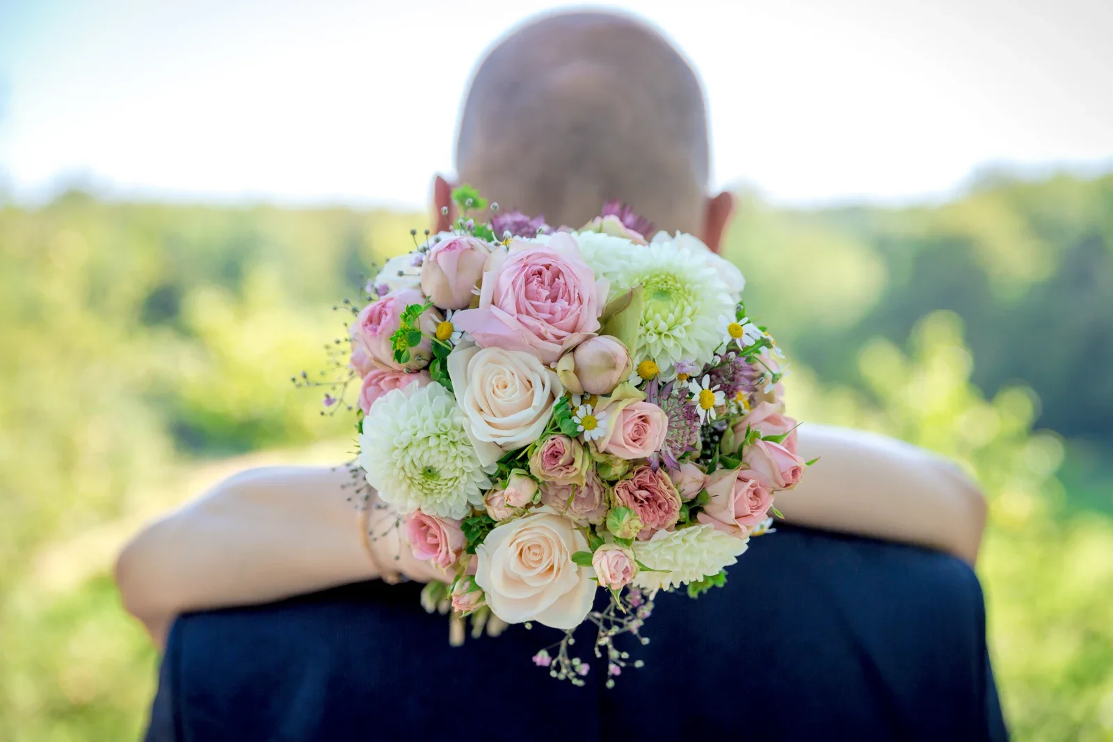 Der Brautstrauß beim Paarshooting – Hochzeit von Caro und David auf Schloss Ettersburg und in Blankenhain