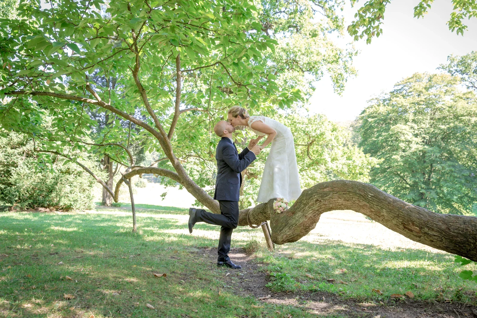 Ein Kuss am weit ausladenden Baum – Hochzeit von Caro und David auf Schloss Ettersburg und in Blankenhain