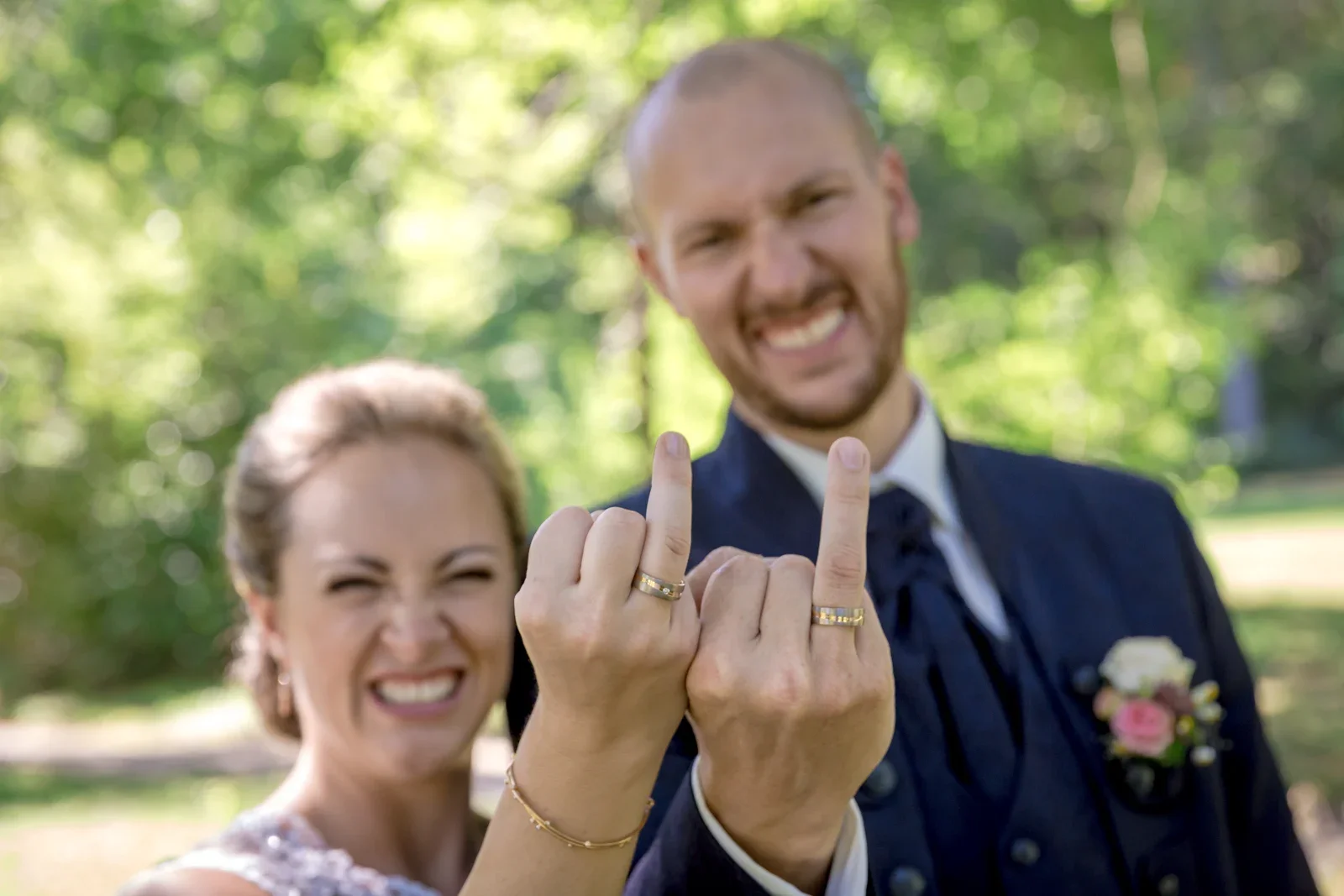 So zeigen die beiden ihre Ringe – Hochzeit von Caro und David auf Schloss Ettersburg und in Blankenhain