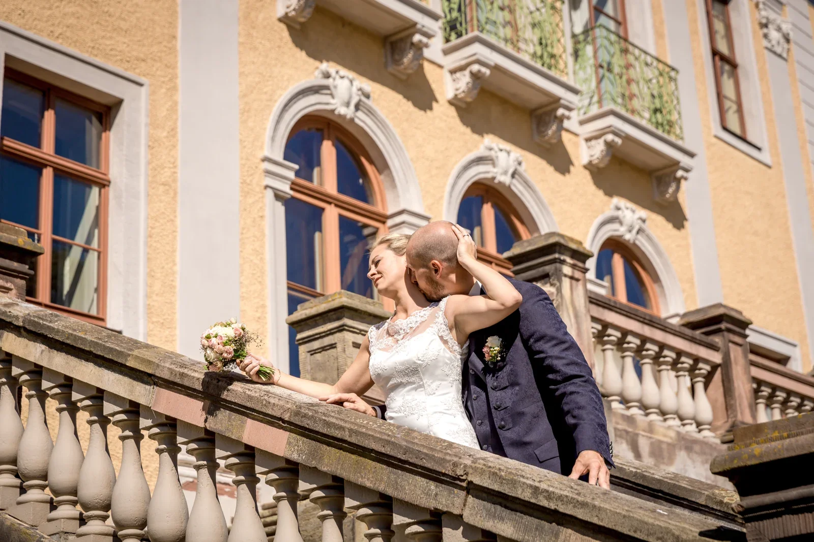 Zu zweit auf der Schlosstreppe – Hochzeit von Caro und David auf Schloss Ettersburg und in Blankenhain