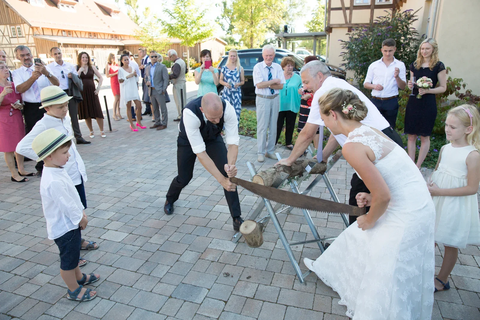 Gemeinsam den Baumstamm zersägen – Hochzeit von Caro und David auf Schloss Ettersburg und in Blankenhain