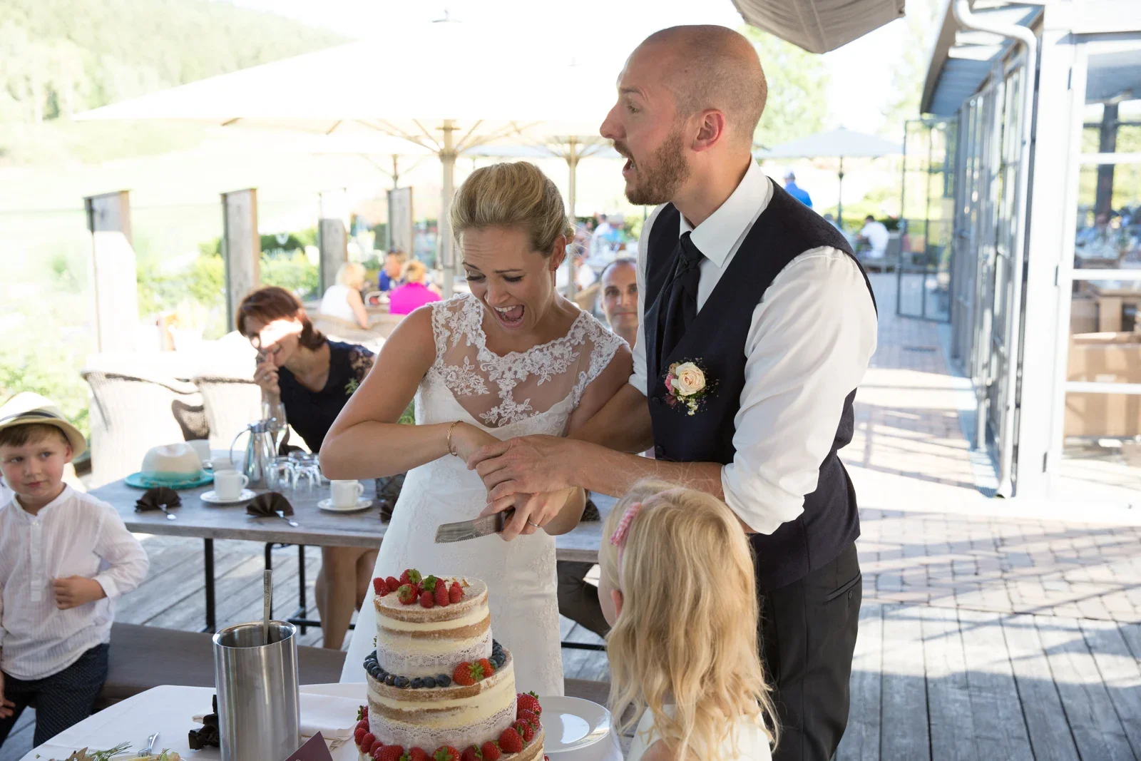 Die Hochzeitstorte wird angeschnitten – Hochzeit von Caro und David auf Schloss Ettersburg und in Blankenhain