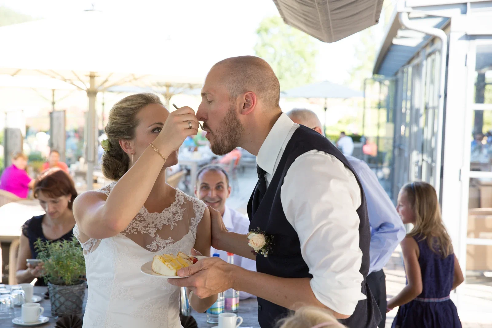 Caro lässt David von der Torte probieren – Hochzeit von Caro und David auf Schloss Ettersburg und in Blankenhain