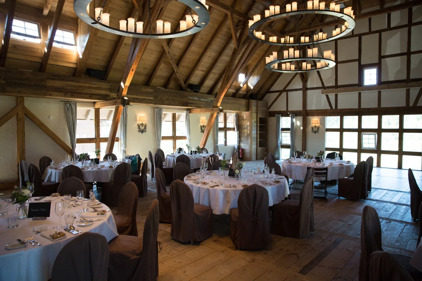 Der Festsaal im Spa & GolfResort Weimarer Land – Hochzeit von Caro und David auf Schloss Ettersburg und in Blankenhain