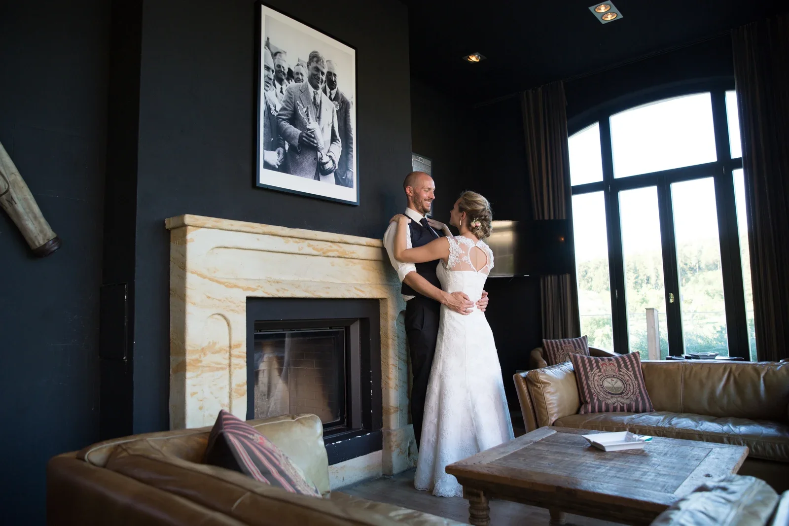 Ein gemeinsames Portrait am Kamin – Hochzeit von Caro und David auf Schloss Ettersburg und in Blankenhain