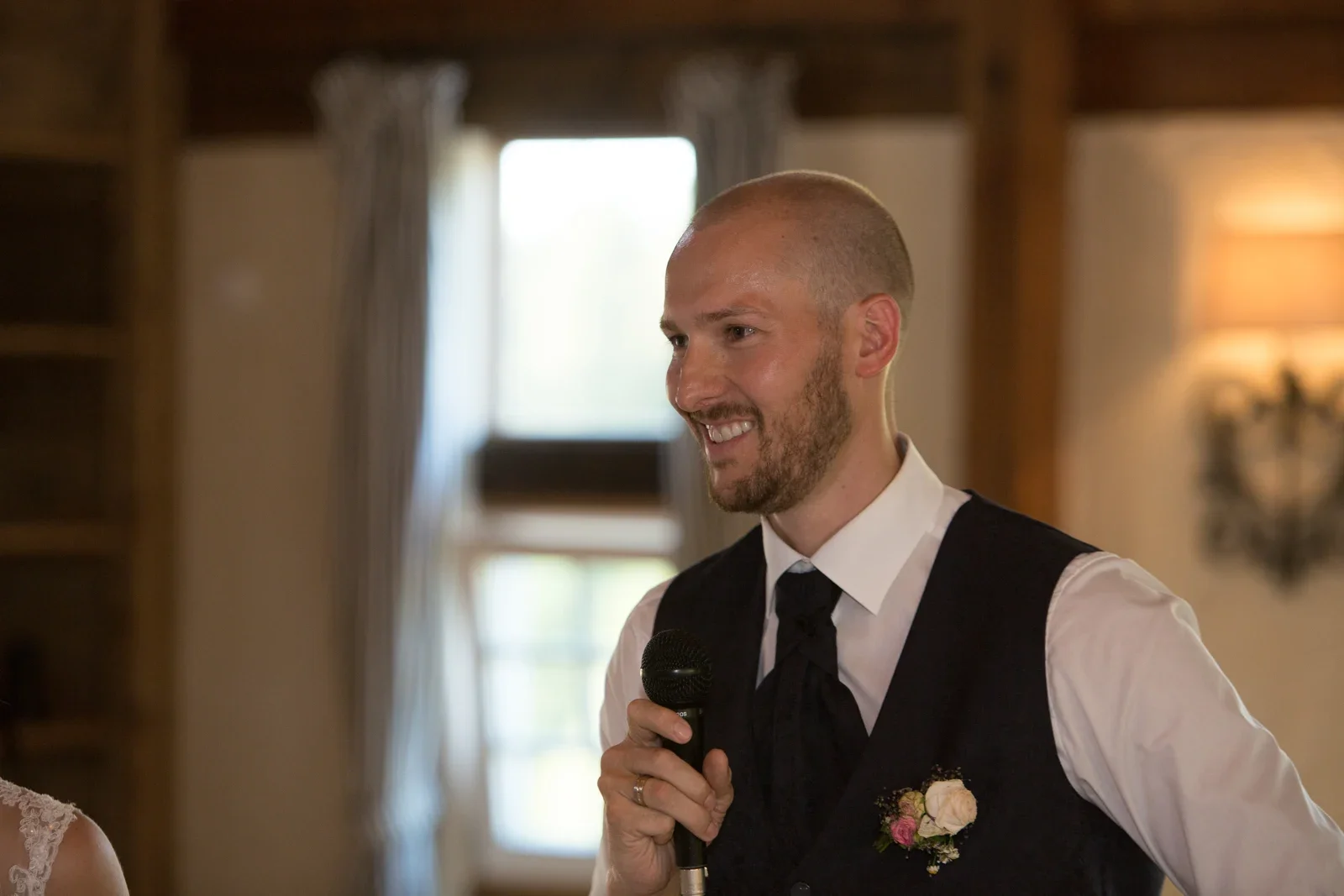 David mit dem Mikrofon bei der Feier – Hochzeit von Caro und David auf Schloss Ettersburg und in Blankenhain
