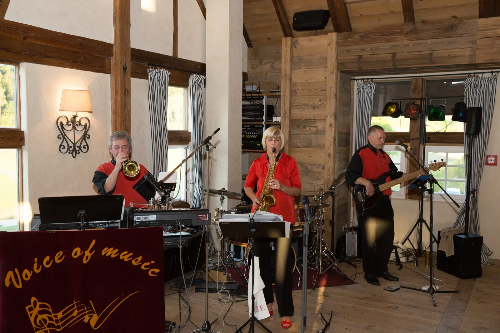 Live-Musik begleitet die Hochzeitsfeier – Hochzeit von Caro und David auf Schloss Ettersburg und in Blankenhain