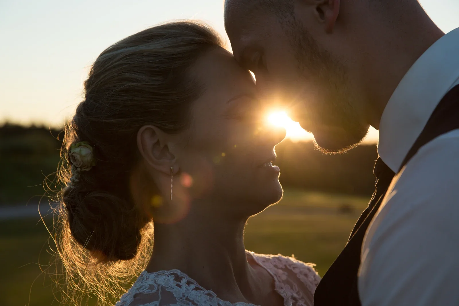 Ein Kuss im warmen Abendlicht – Hochzeit von Caro und David auf Schloss Ettersburg und in Blankenhain