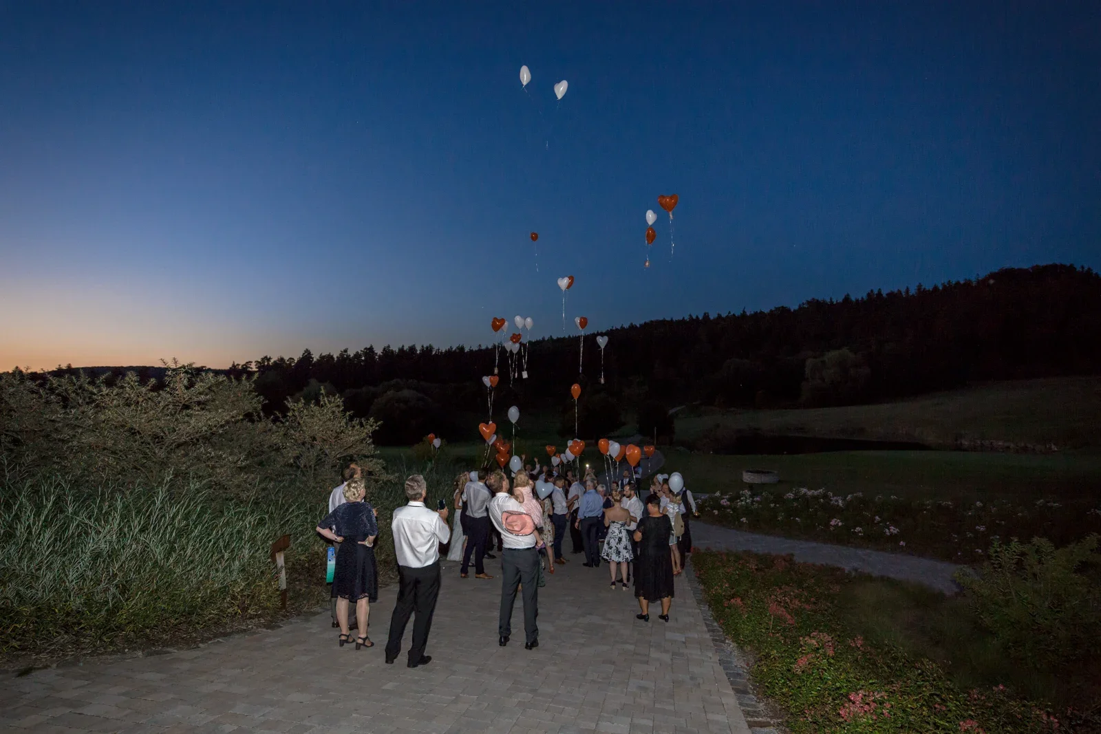 Ballons steigen in den Abendhimmel – Hochzeit von Caro und David auf Schloss Ettersburg und in Blankenhain
