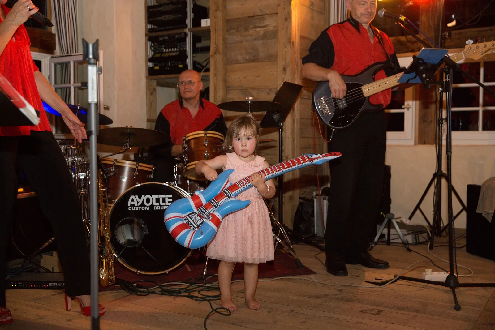 Ein kleiner Gast mit einer großen Luftgitarre – Hochzeit von Caro und David auf Schloss Ettersburg und in Blankenhain