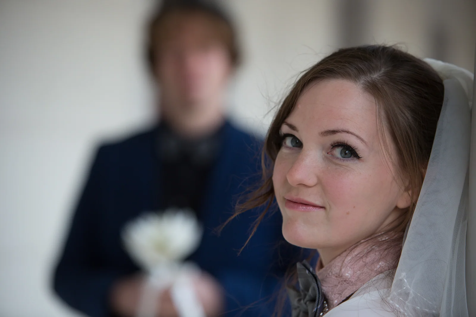 Christin mit Alexander im Hintergrund – Hochzeitsreportage von Christin und Alexander