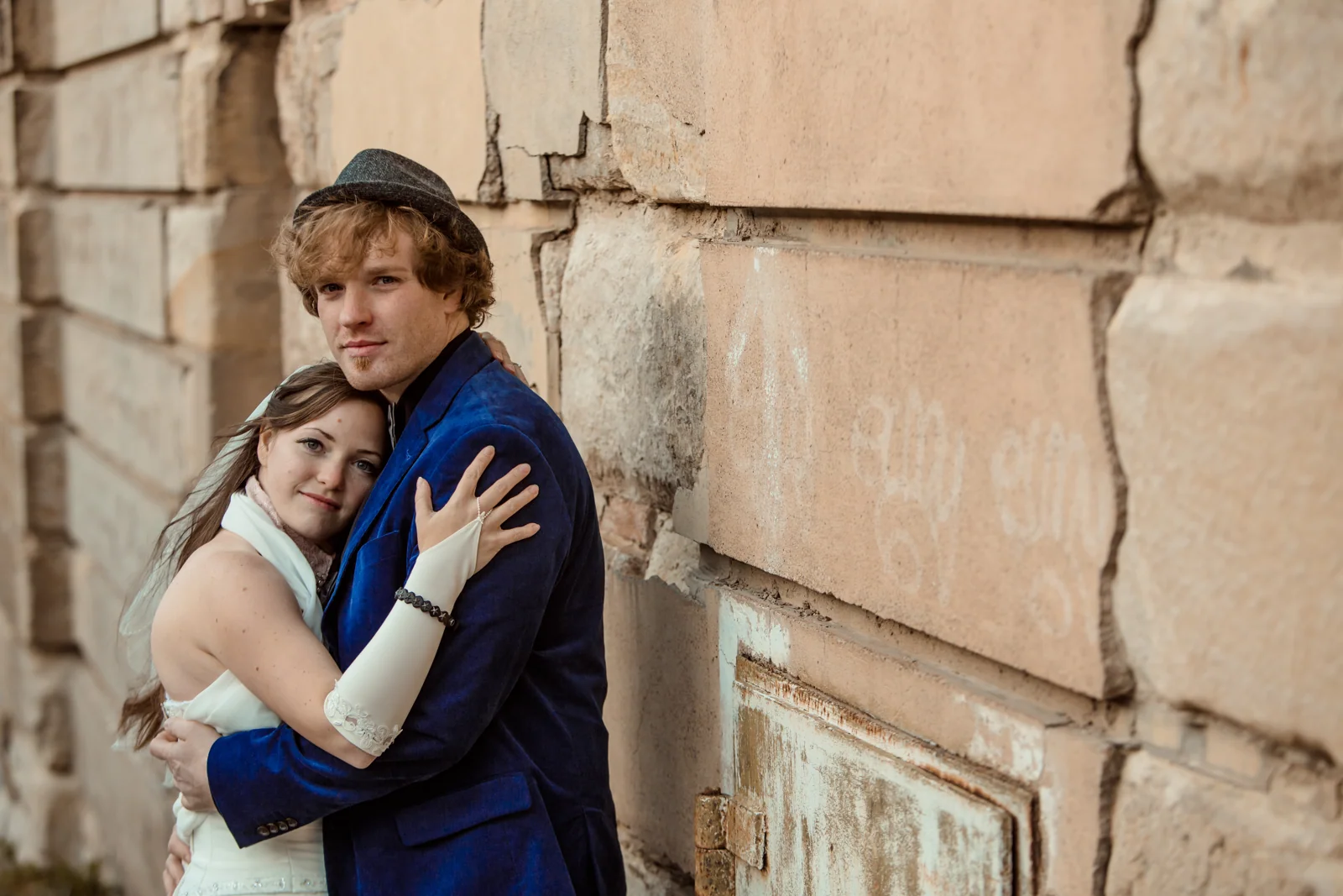 Eine Umarmung vor der Steinwand – Hochzeitsreportage von Christin und Alexander