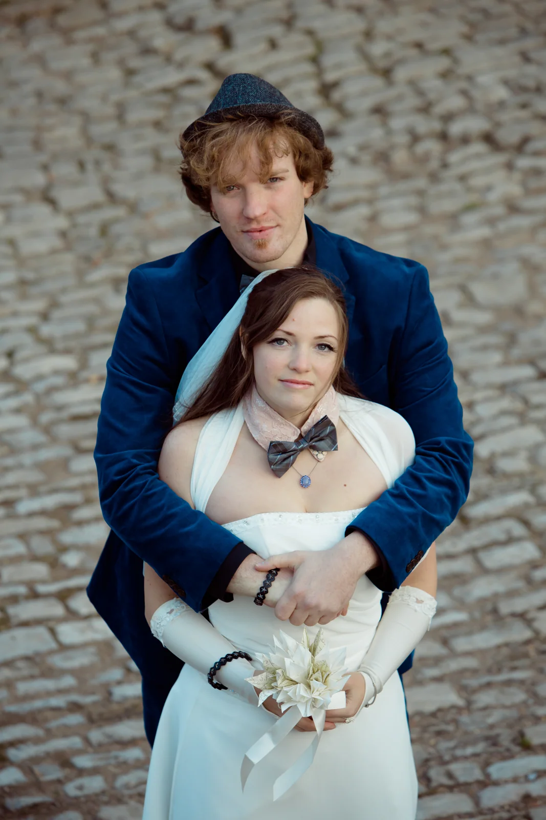 Christin und Alexander halten einander fest – Hochzeitsreportage von Christin und Alexander