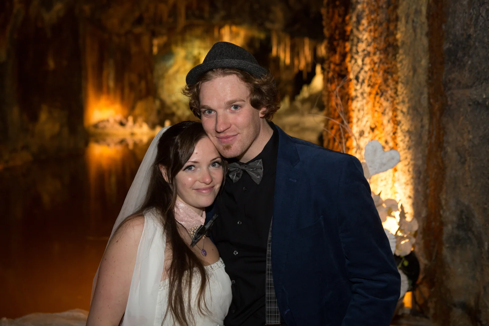 Das frisch verheiratete Paar vor der beleuchteten Grotte – Hochzeitsreportage von Christin und Alexander