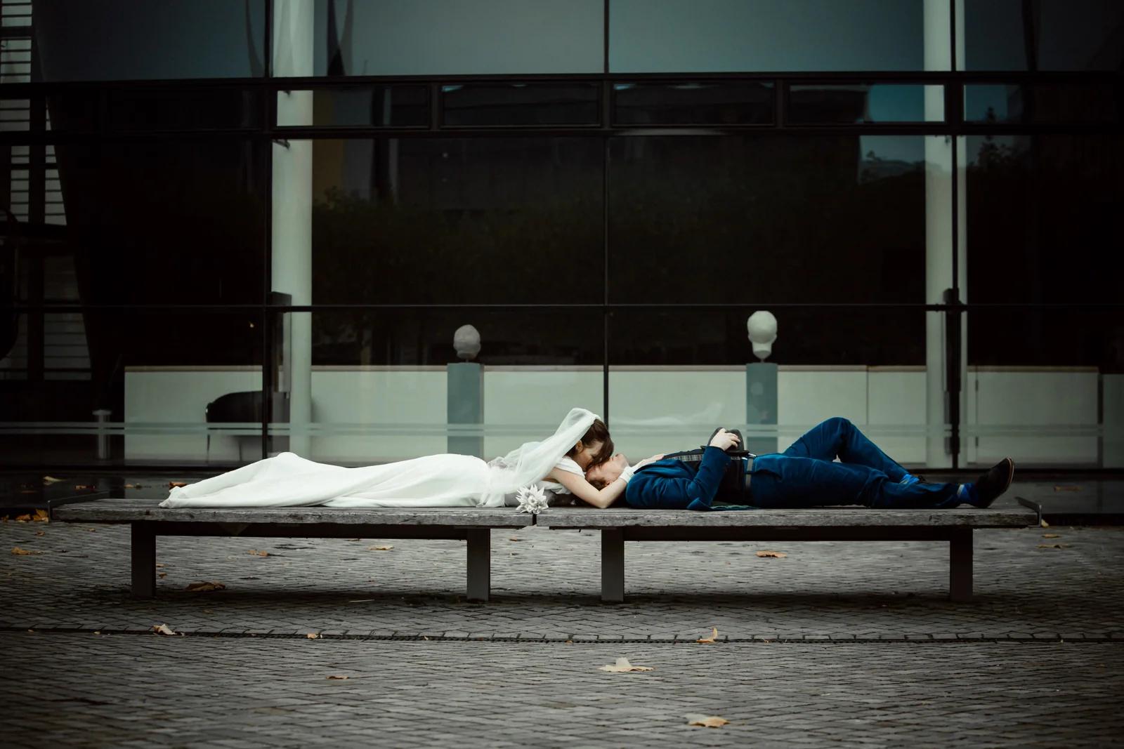 Eine entspannte Pause auf der Bank – Hochzeitsreportage von Christin und Alexander