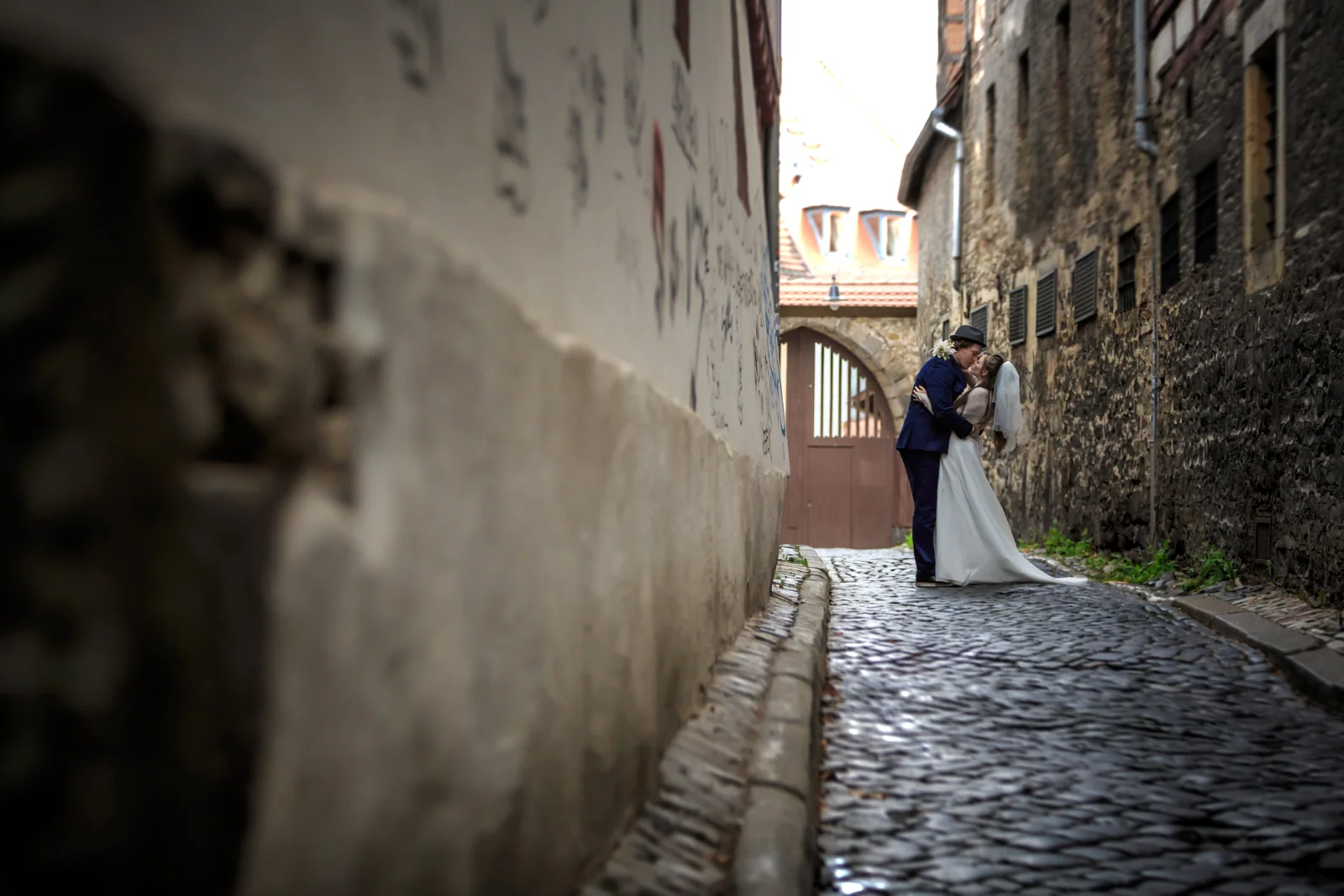 Das Brautpaar in einer Gasse der Erfurter Altstadt – Hochzeitsreportage von Christin und Alexander