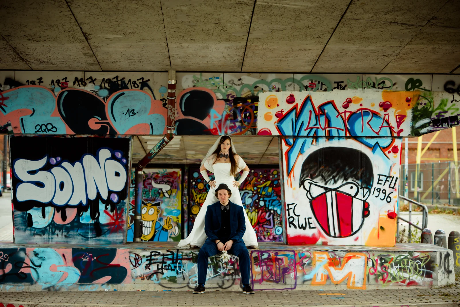 Das Brautpaar vor einer bunten Graffitiwand – Hochzeitsreportage von Christin und Alexander