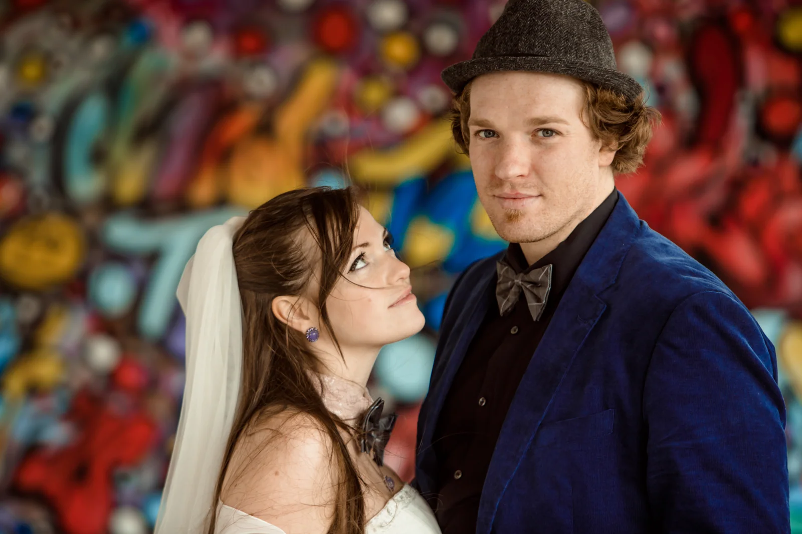 Ein gemeinsames Portrait vor den kräftigen Farben – Hochzeitsreportage von Christin und Alexander