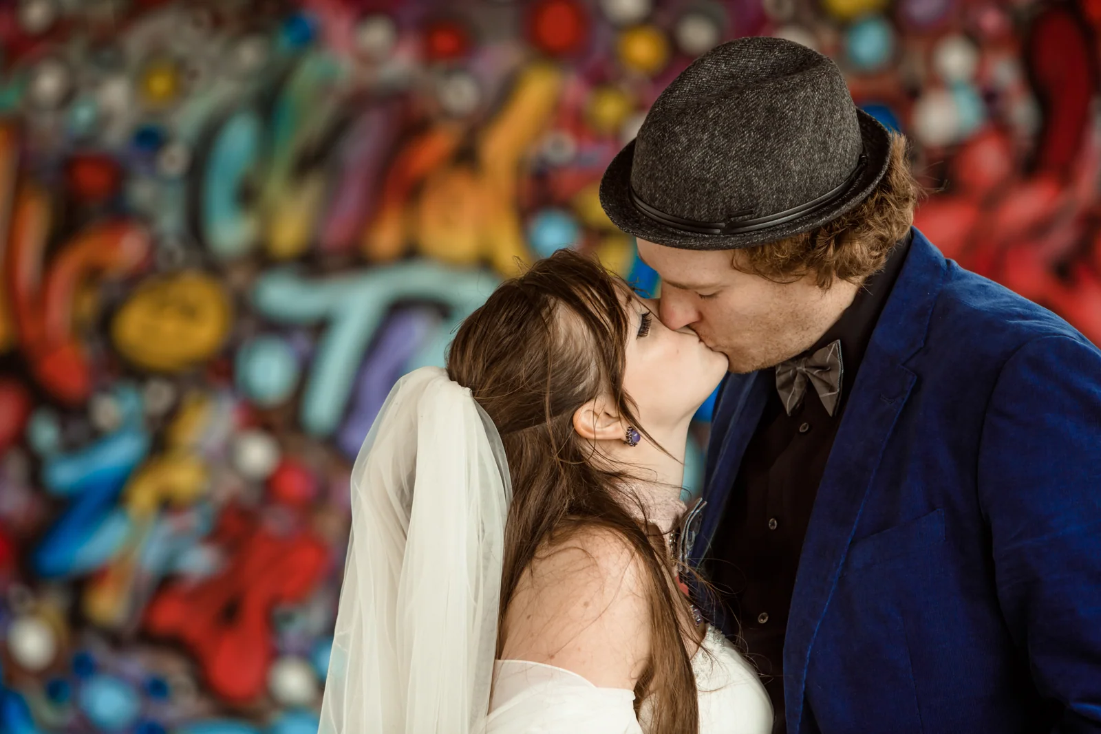 Ein Kuss beim After-Wedding-Shooting – Hochzeitsreportage von Christin und Alexander
