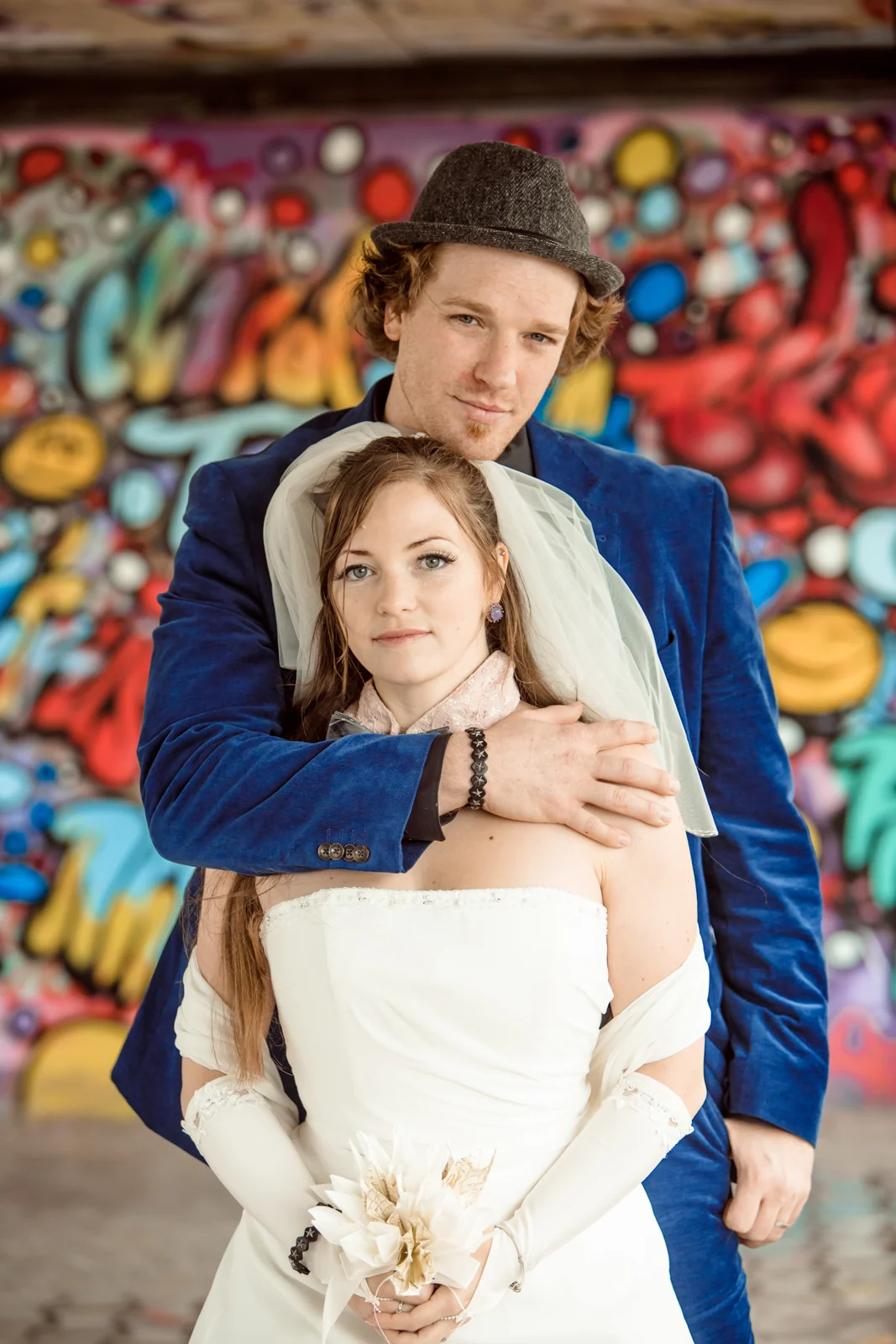 Eine Umarmung vor der Graffitikulisse – Hochzeitsreportage von Christin und Alexander