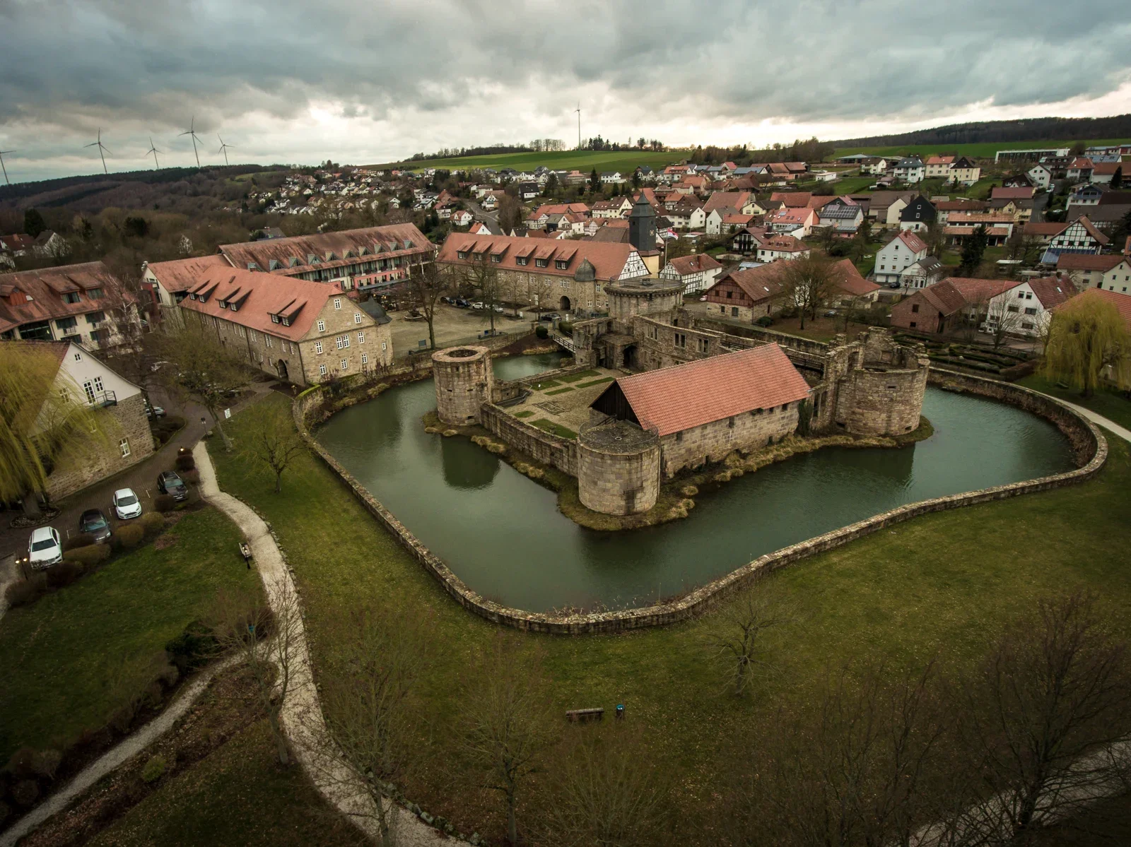 Göbel's Schlosshotel „Prinz von Hessen“ und die Wasserburg aus der Luft – Hochzeit von Olivia und Tobias in Friedewald
