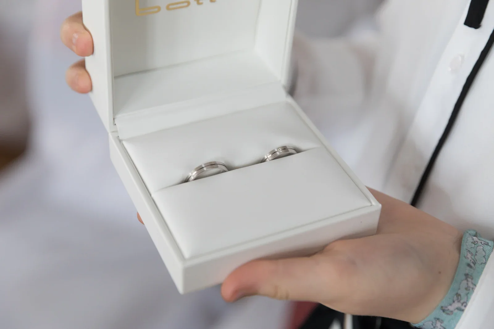 Die Eheringe liegen bereit – Hochzeit von Olivia und Tobias in Friedewald