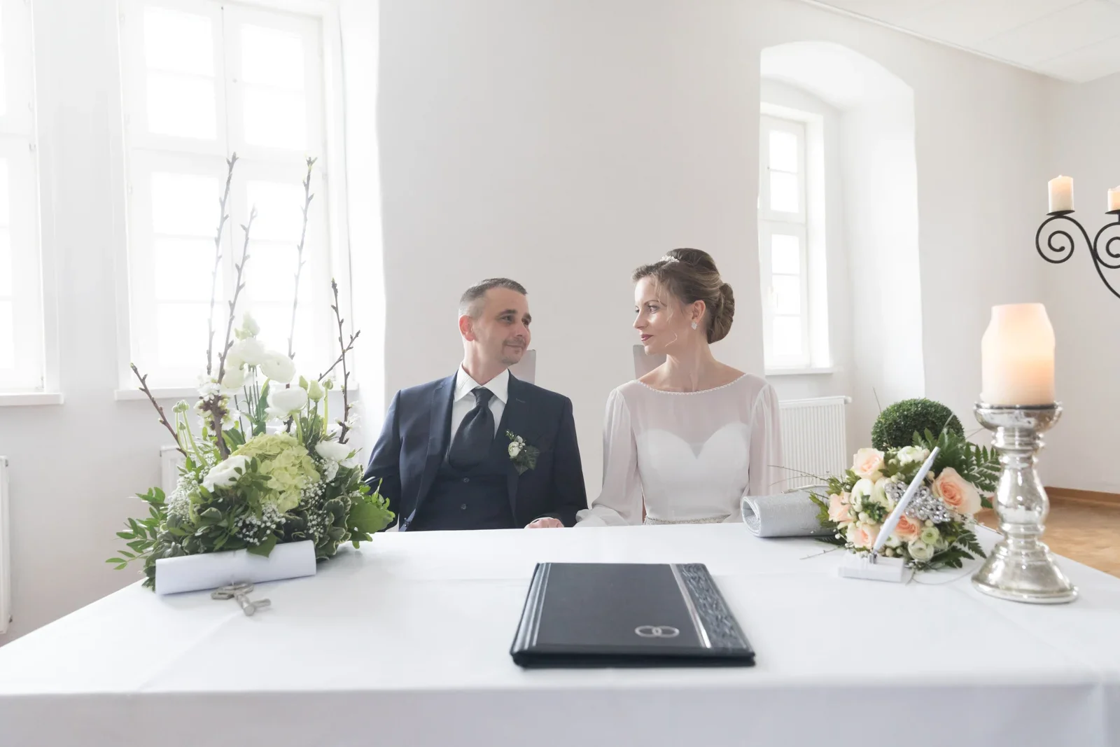 Olivia und Tobias nehmen im Trausaal Platz – Hochzeit von Olivia und Tobias in Friedewald