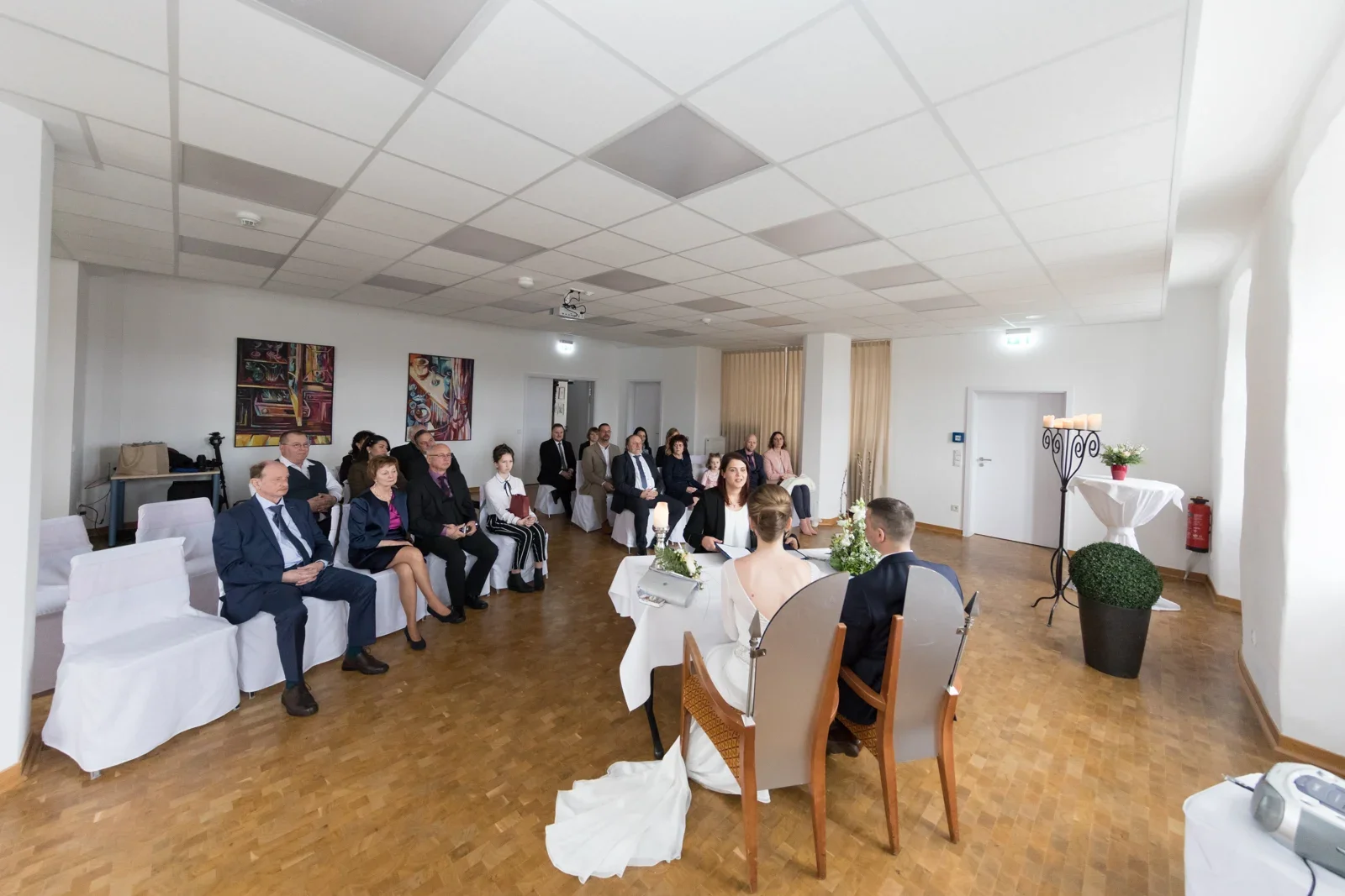 Die Hochzeitsgesellschaft bei der Trauung – Hochzeit von Olivia und Tobias in Friedewald
