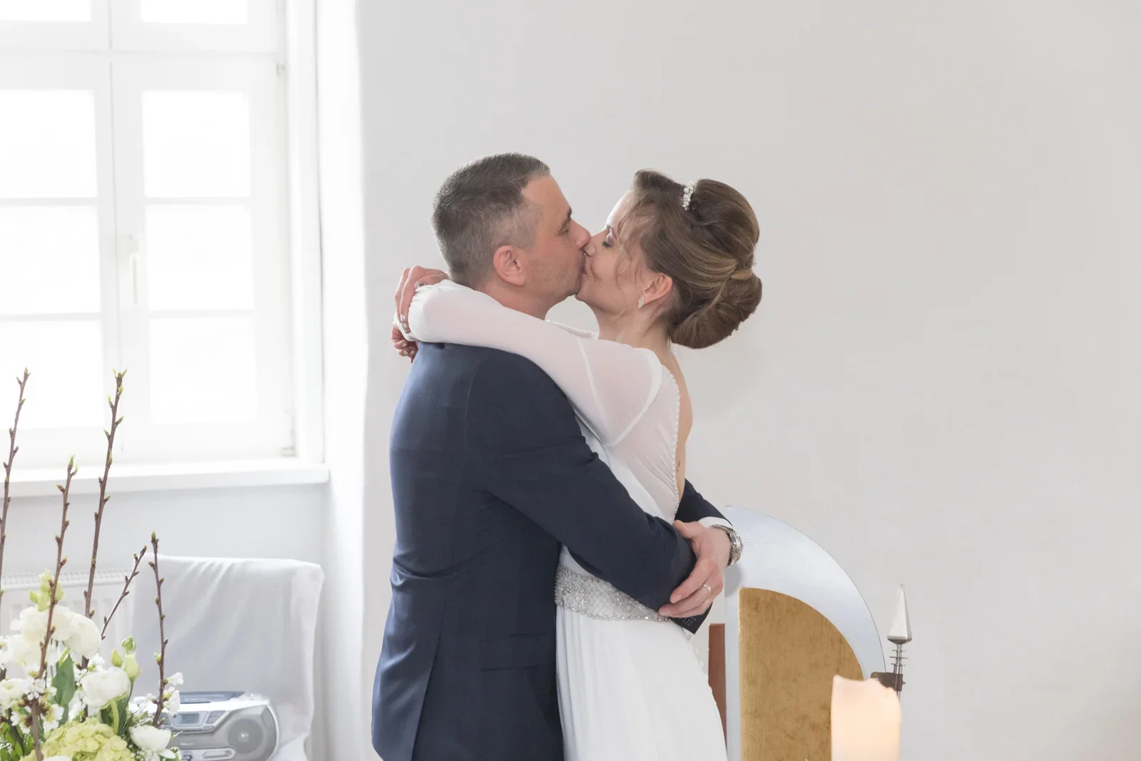 Ein Kuss während der Trauung – Hochzeit von Olivia und Tobias in Friedewald