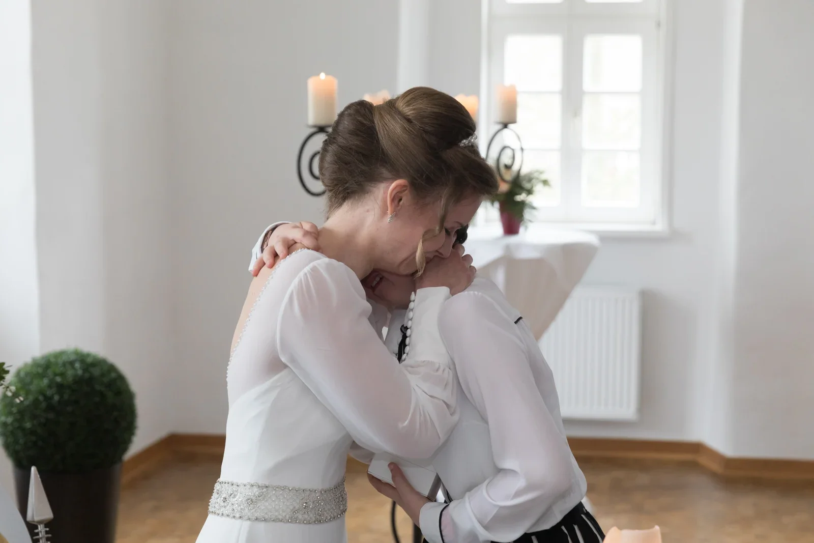Eine Umarmung im Trausaal – Hochzeit von Olivia und Tobias in Friedewald