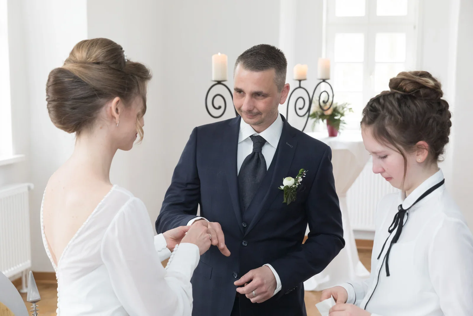 Ein gemeinsamer Blick nach dem Ringwechsel – Hochzeit von Olivia und Tobias in Friedewald