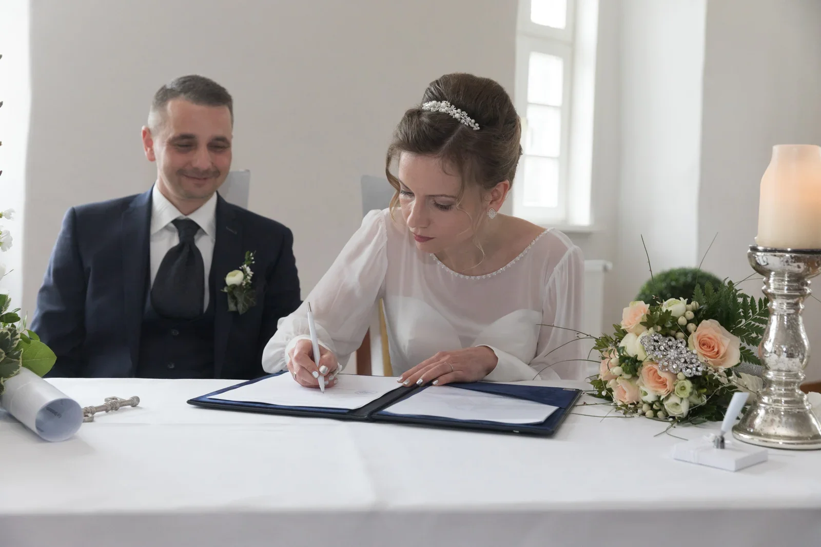 Olivia unterschreibt die Heiratsunterlagen – Hochzeit von Olivia und Tobias in Friedewald